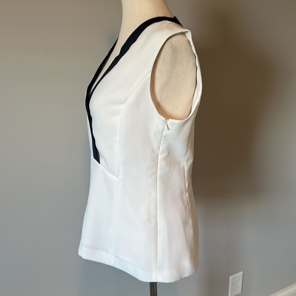 Emerson Rose sz S sleeveless V-neck blouse classic black white - Picture 5 of 7
